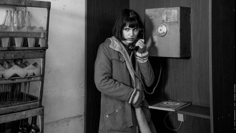 kobieta rozmawiająca przez stary telefon na kablu, zdjęcie jest czarn-białe