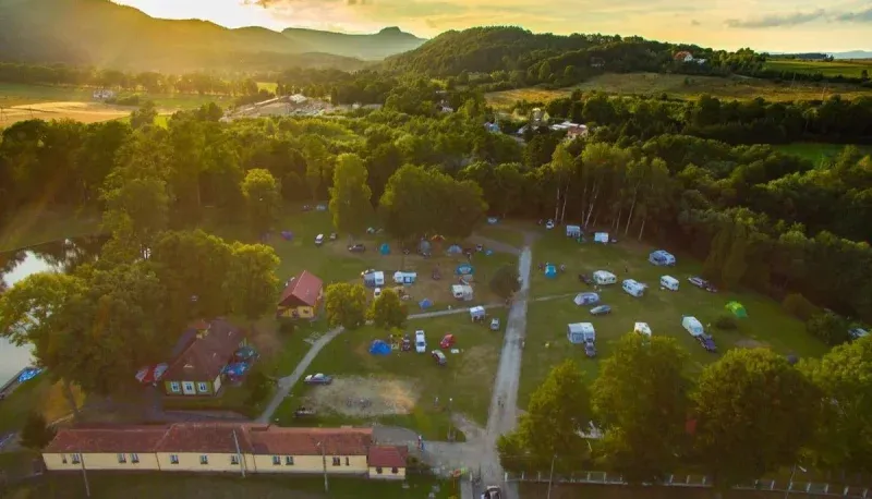 Widok z lotu ptaka na camping.