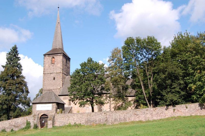 Kamienny neoromański kościoł kamienny z wieżą