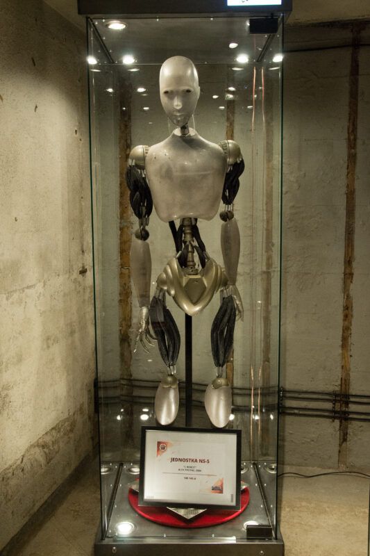Manekin robota za gablotą