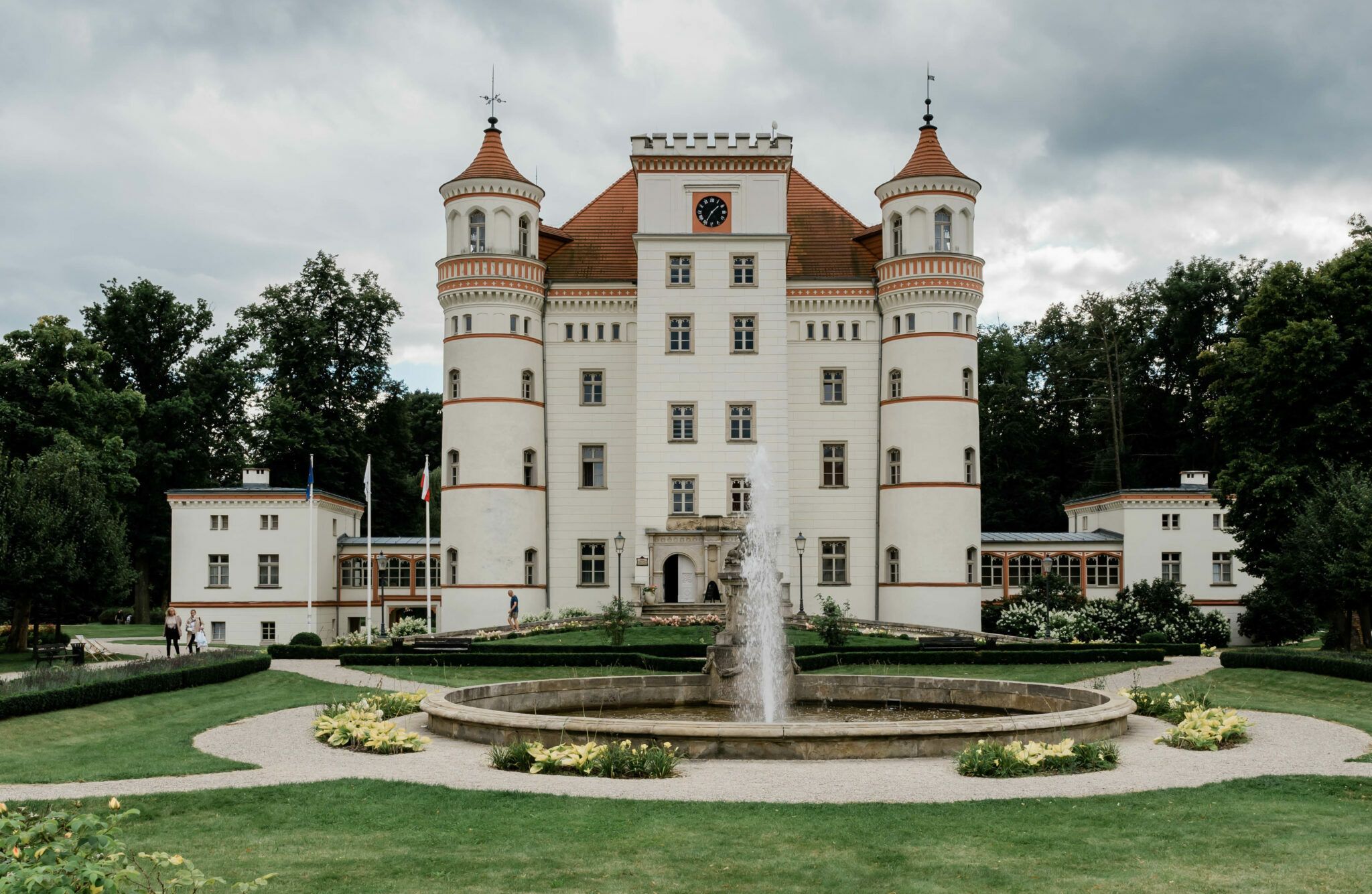 Pałac w stylu neogotyckim posadowiony na wysokim cokole, przechodzącym w taras po stronie południowej. 3-kondygnacyjny z mezzaninem na planie zbliżonym do kwadratu z okrągłymi alkierzowymi wieżami, nakryty stromym dachem namiotowym