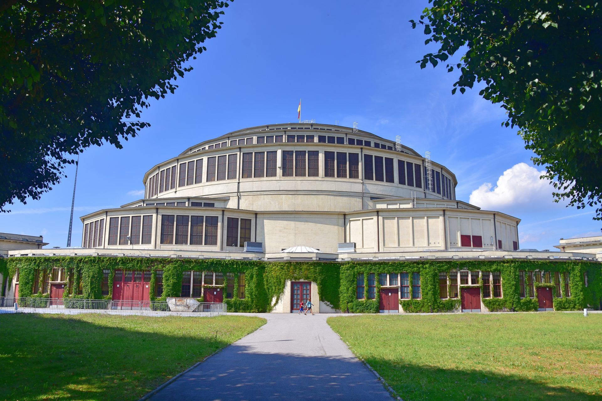 Zdjęcie Hali Stulecia wykonane z poziomu chodnika i przedstawiające boczne wejścia do Hali