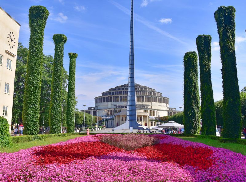 Zdjęcie Hali Stulecia wraz z iglicą od strony głównego wejścia