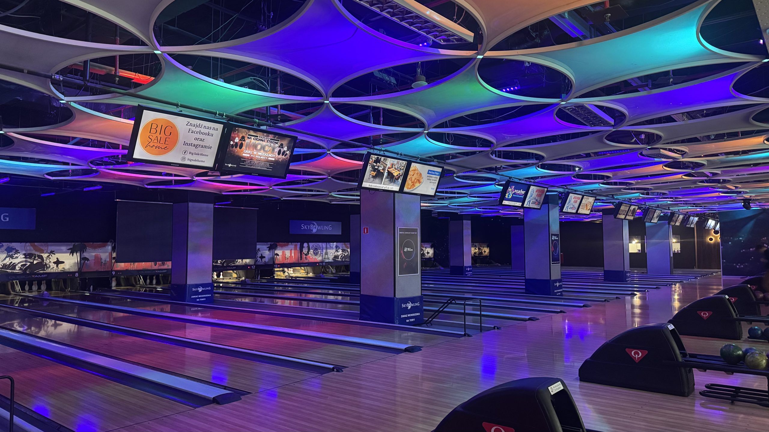 Zdjęcie przedstawiające tory na kręgielni.