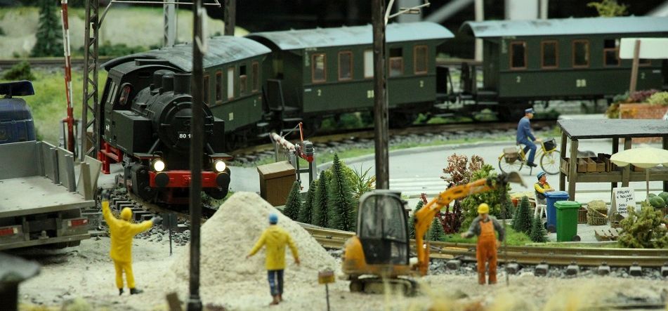 Miniatura czarnego pociągu parowego z dwoma wagonikami