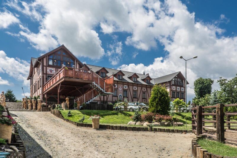 Widok na budynek przy słonecznej pogodzie