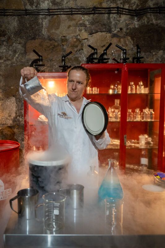 Eksperyment chemiczny z użyciem ciekłego azotu.