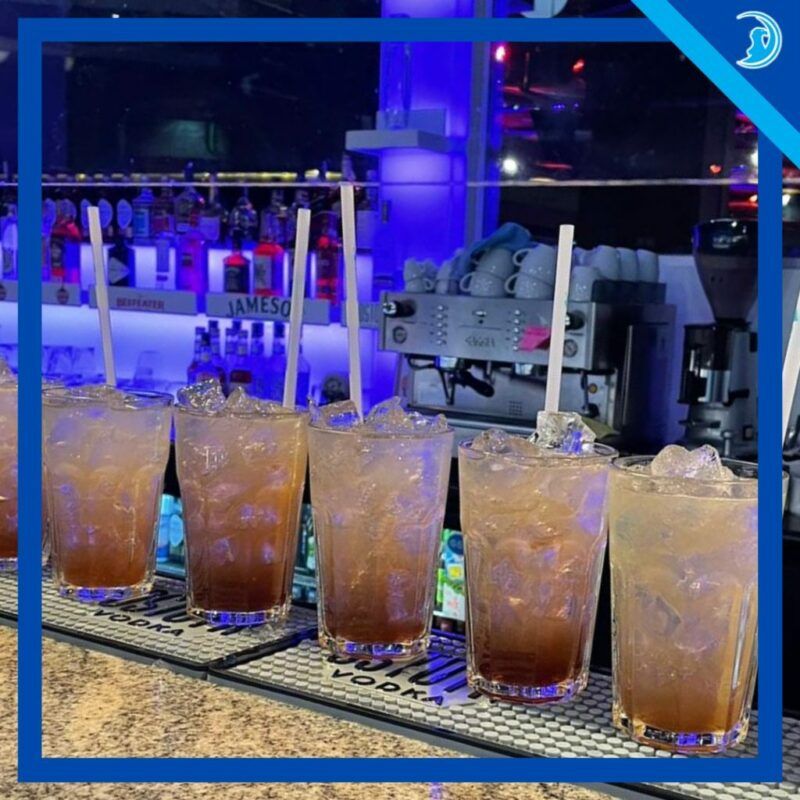 Drinki na barze.