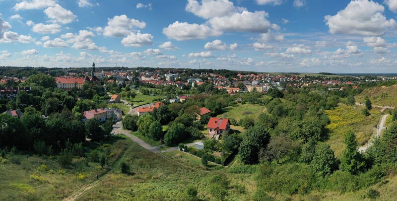 Zdjęcie zrobione z wysokości przedstawiające panoramę miasta wraz z najbliższą okolicą.