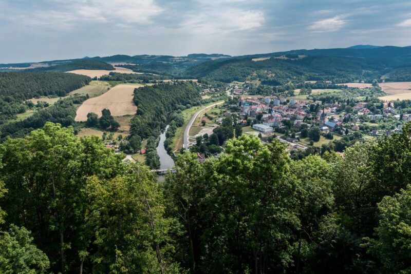 Widok z wieży widokowej na miasto, lasy, pola i rzekę.