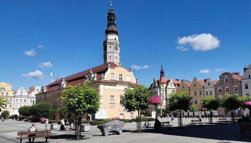 Plac ratuszowy i budynek  Ratusza na tle błękitnego nieba 