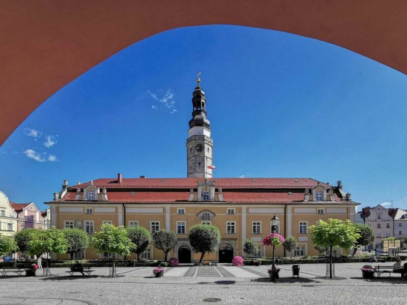 Centrum miasta w Bolesławcu. Ratusz