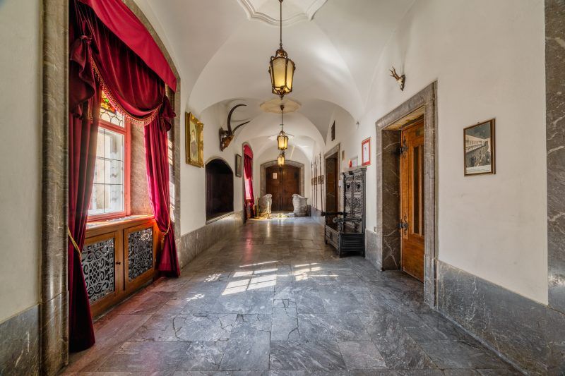 Widok na korytarz z marmurową posadzką w Zamku Czocha 