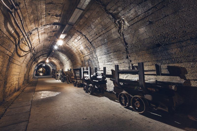 Podziemny korytarz starej kopalni węgla oświetlony sztucznym światłem