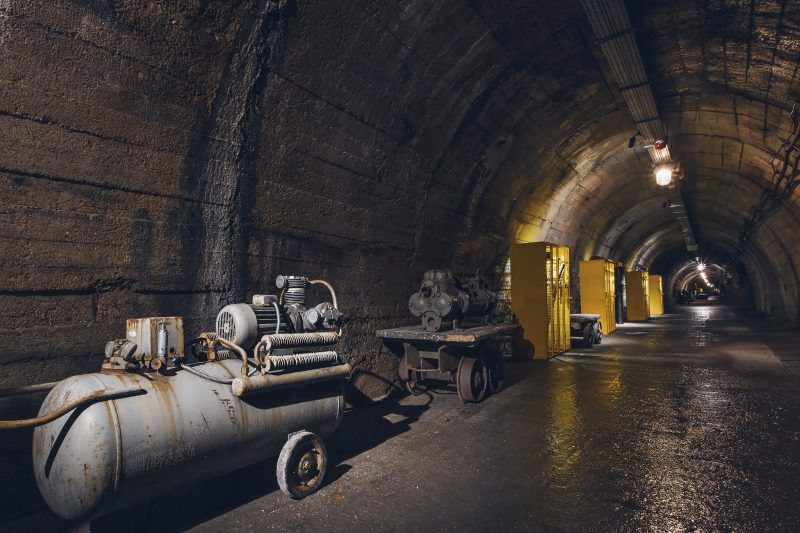 Podziemny korytarz starej kopalni węgla oświetlony sztucznym światłem