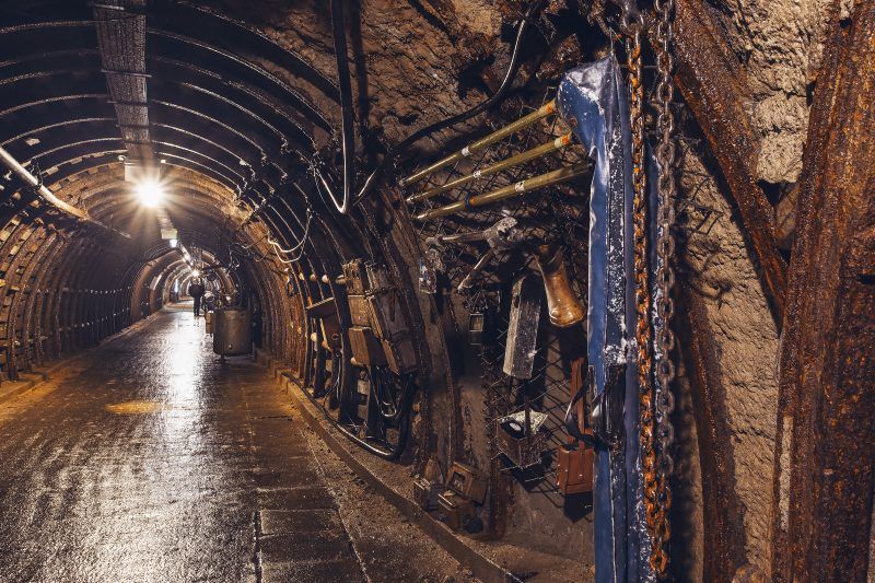 Podziemny korytarz starej kopalni węgla oświetlony sztucznym światłem