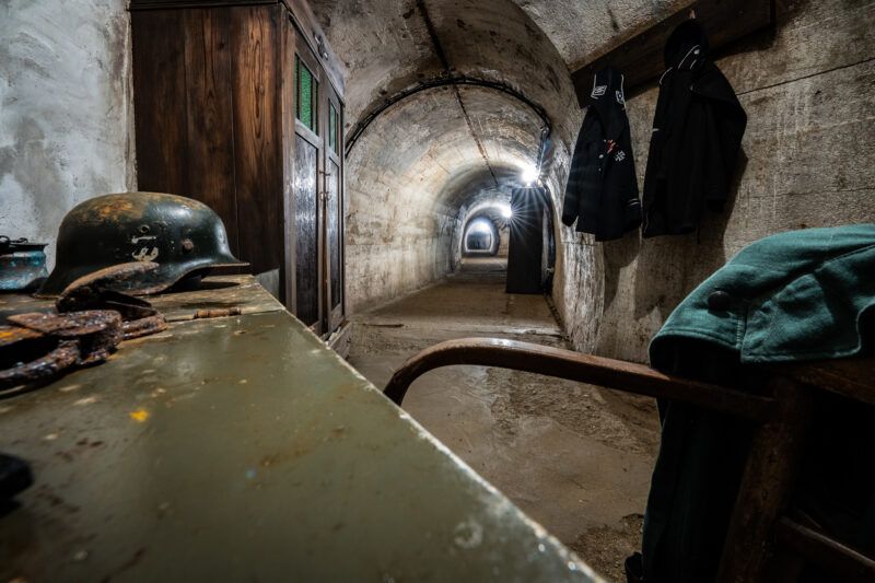 Podziemne tunele z wystawą zaaranżowaną na gabinet dowódcy wojskowego.