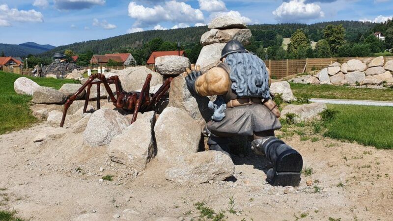 Spora figura pająka i dobrze zbudowanego mężczyzny, 