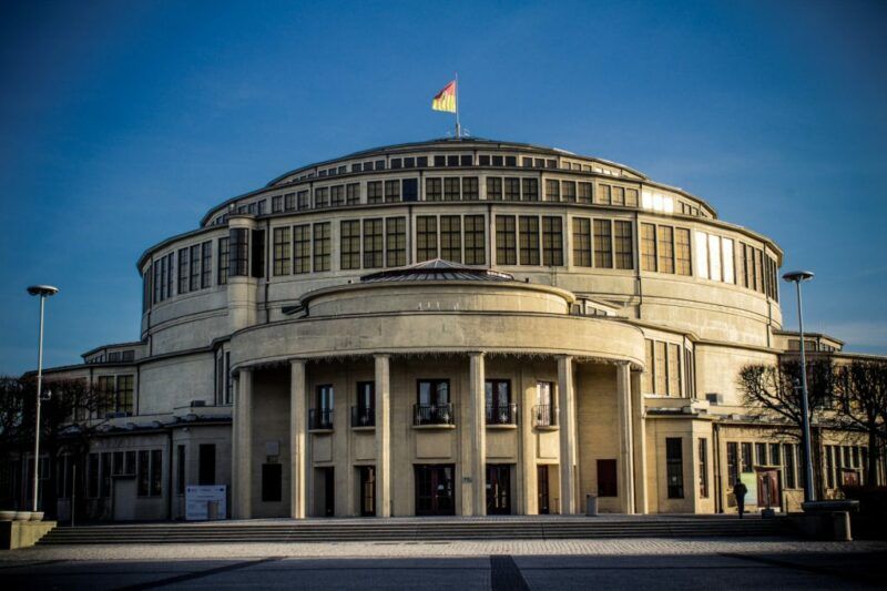 Okrągły budynek Hali Stulecia z charakterystyczną kopułą.