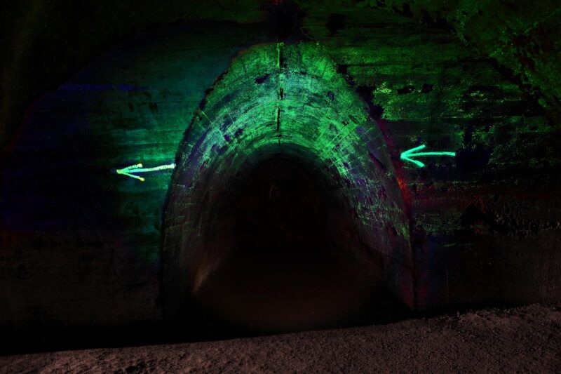 Podziemny tunel "podświetlony" wojenną farbą fluorescencyjną.