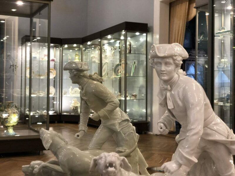 Porcelanowe posągi w kształcie ludzi 