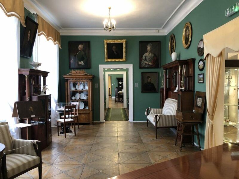 Pokój z ekspozycją w Muzeum Porcelany w Wałbrzychu