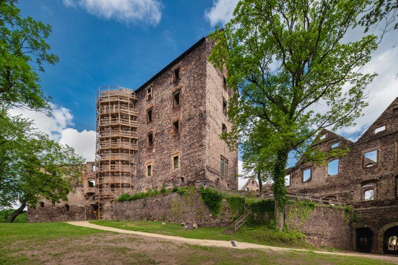 Bryła Zamku Świny widoczna z poziomu gruntu