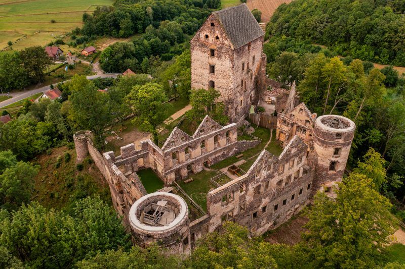 Widok z drona na ruiny Zamku Świny