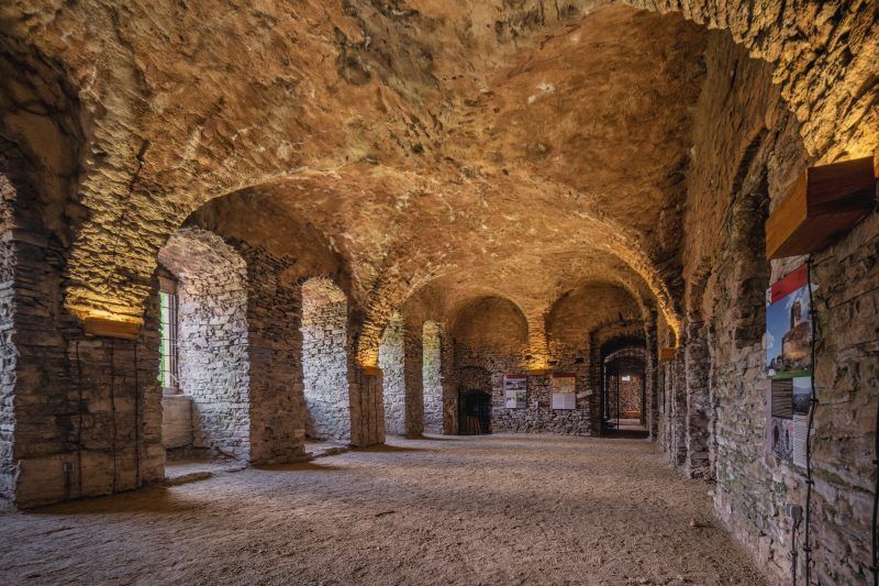 Kazamaty i łuki sklepienia w zamku Świny