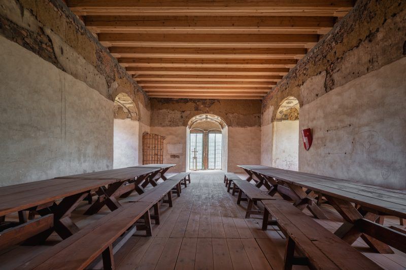 Jedna sal z drewnianym stropem w ruinach zamku Świny