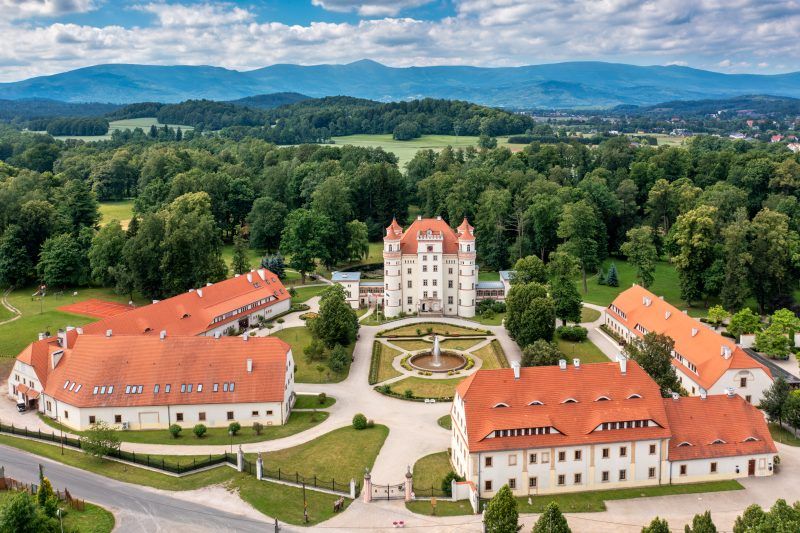 Widok z drona na bryłę budynku Pałac Wojanów oraz cały teren założenia pałacowego