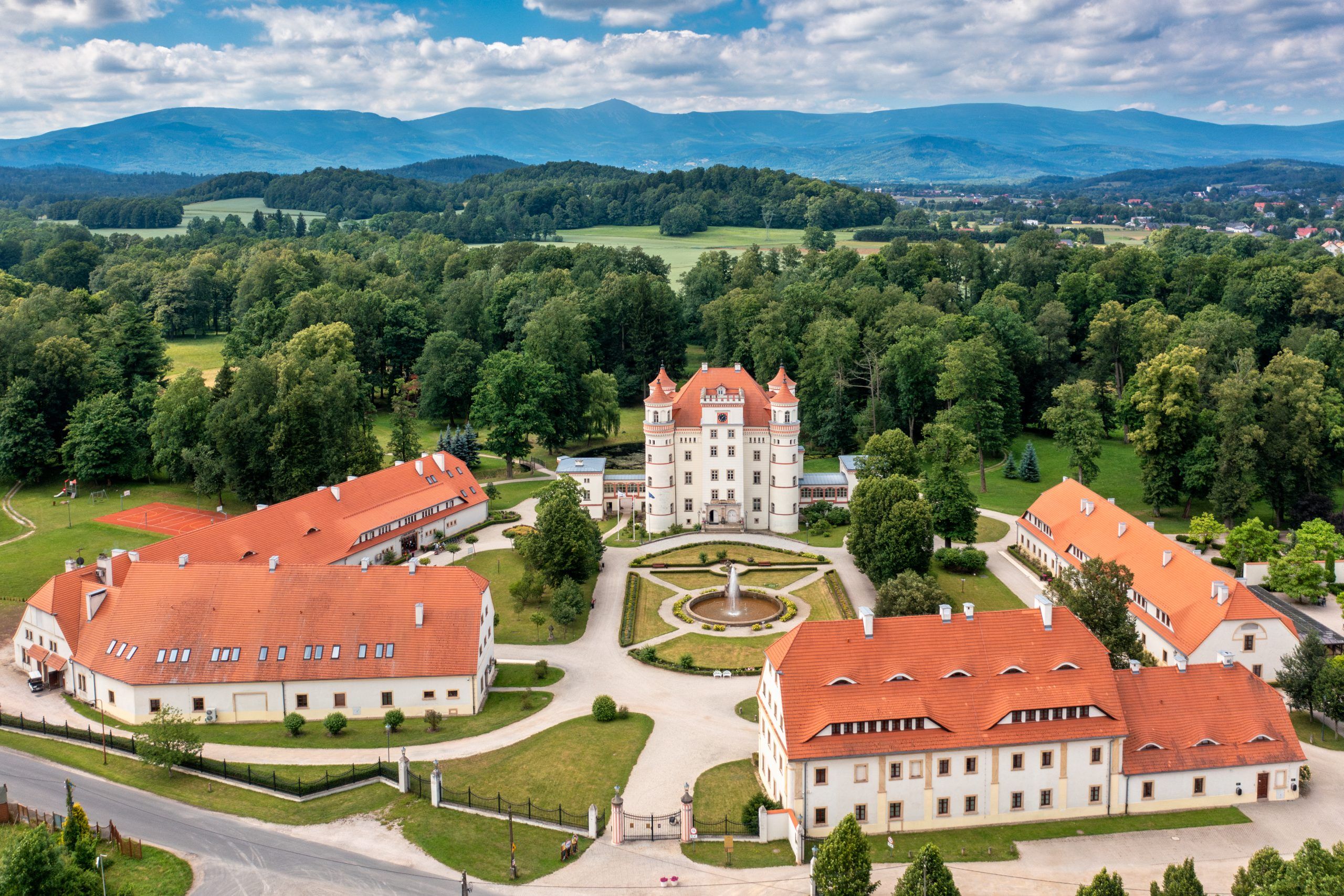 Widok z drona na bryłę budynku Pałac Wojanów oraz cały teren założenia pałacowego