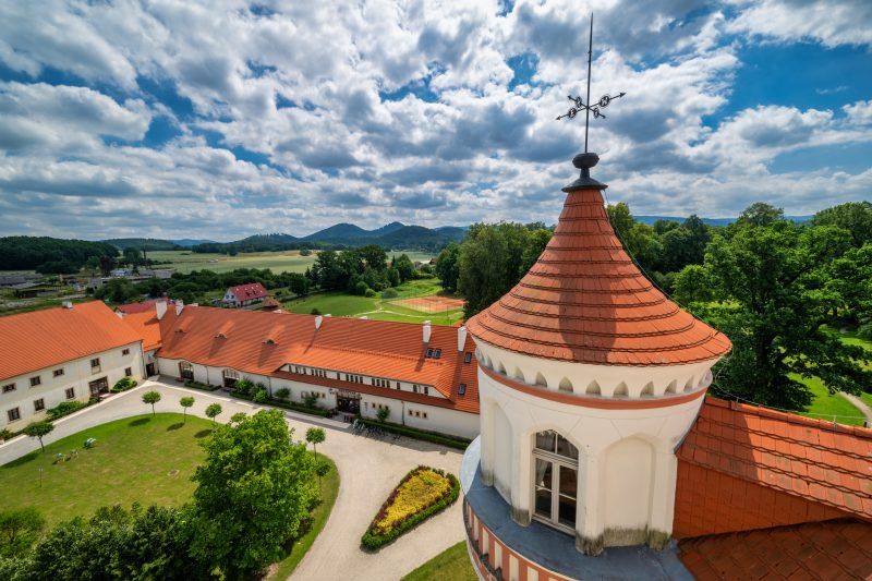 Widok z drona na zabydowania Pałacu Wojanów