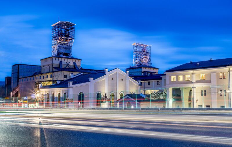 Panorma Starej Kopalni w Wałbrzychu w pełnej okazałości. Widoczne budynki wraz z szybem
