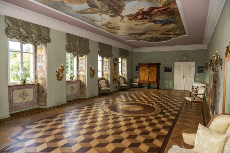 Stylowe, historyczne wnętrze komnat pałacowych, w których głównym dominantem są bogato zdobione wnęki okienne, sufit oraz drewniany parkiet. 