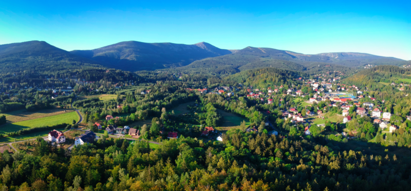 Panorama niewielkiej miejscowości z górami widocznymi w tle
