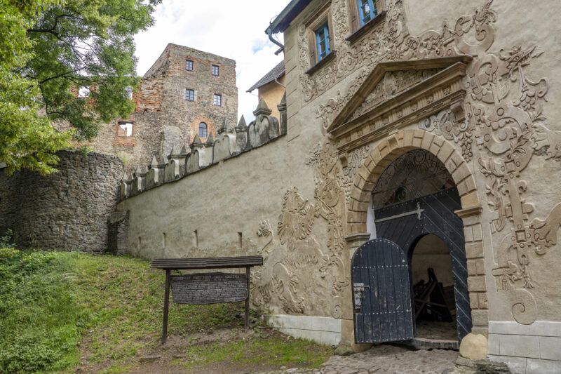 Bogato zdobiony, renesansowy portal bramy wjazdowej do zamku. 
