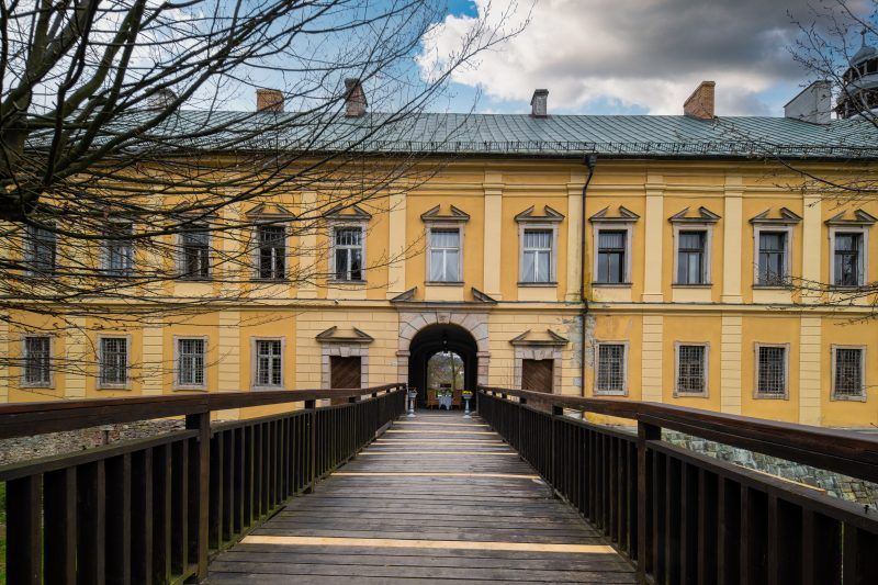 Drewniany most prowadzący do 