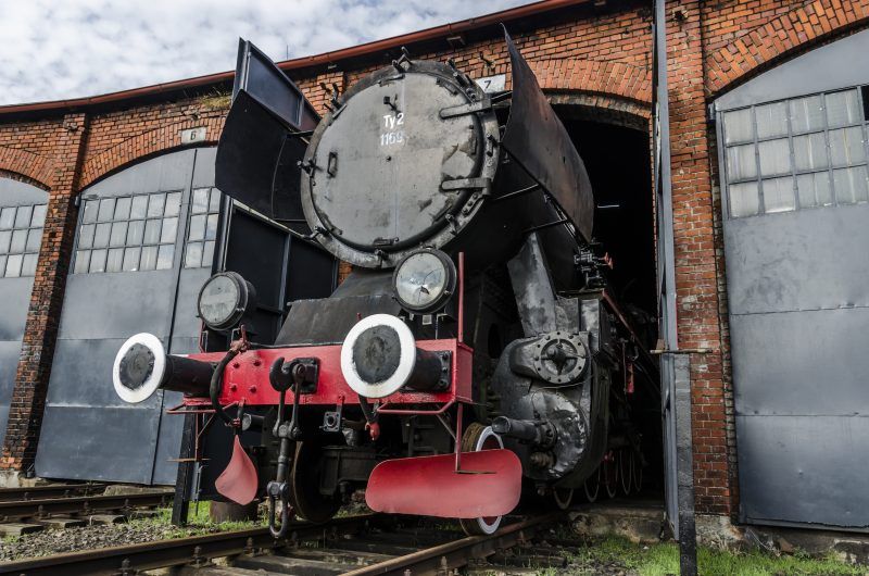 Zdjęcie frontu lokomotywy wyjeżdżającej z hali
