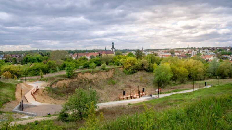 Letni widok na centrum Trzebnicy i klasztor z widocznym tarasem widokowym