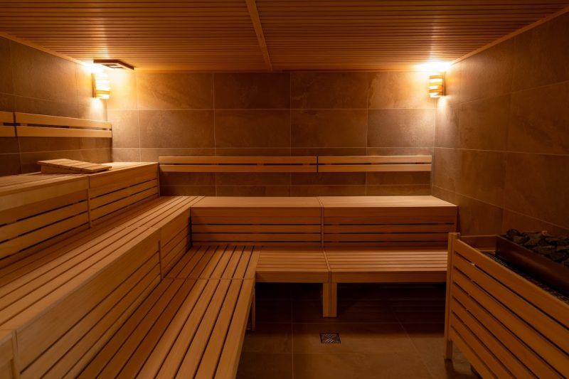 zdjęcie wnętrza sauny z drewnianymi podestami