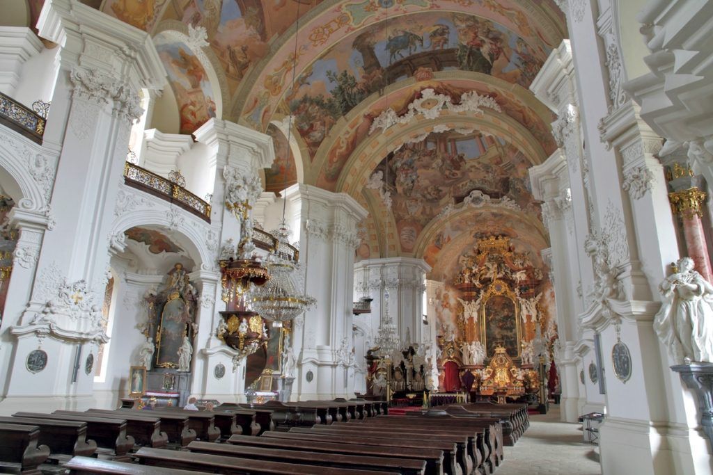 Wnętrze barokowego kościoła, z bogato dekorowanymi  złoconymi sufitami 