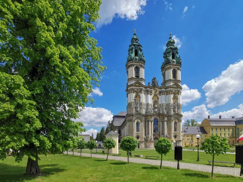 Dwie wieże dzwonnicy  z parkiem i alejkami pieszymi 