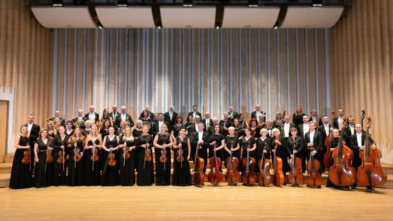 Zdjęcie grupowe orkiestry wałbrzyskiej filharmonii sudeckiej
