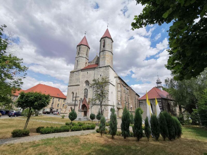 Kościół z czerwonym dachem.