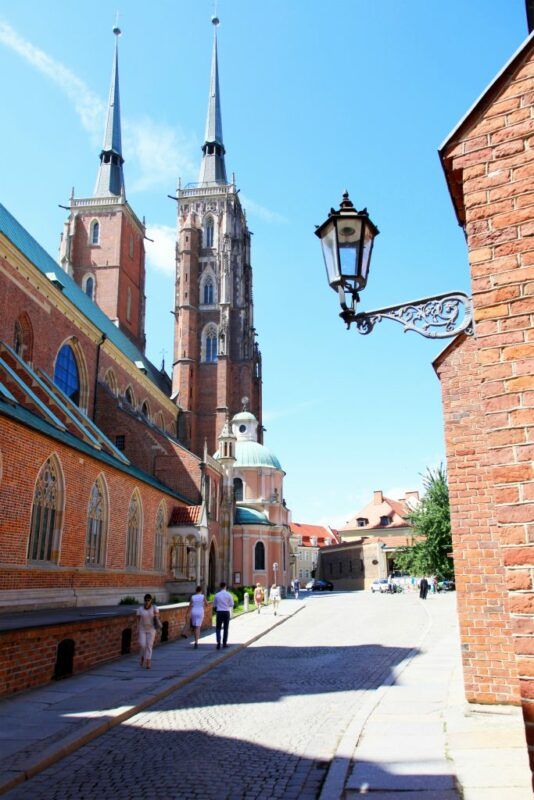 Widok na katedrę od bocznej strony z dwoma dużymi wieżami