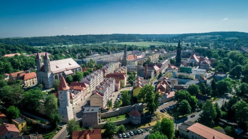 Widok na miasto, domki, drzewa z lotu ptaka.