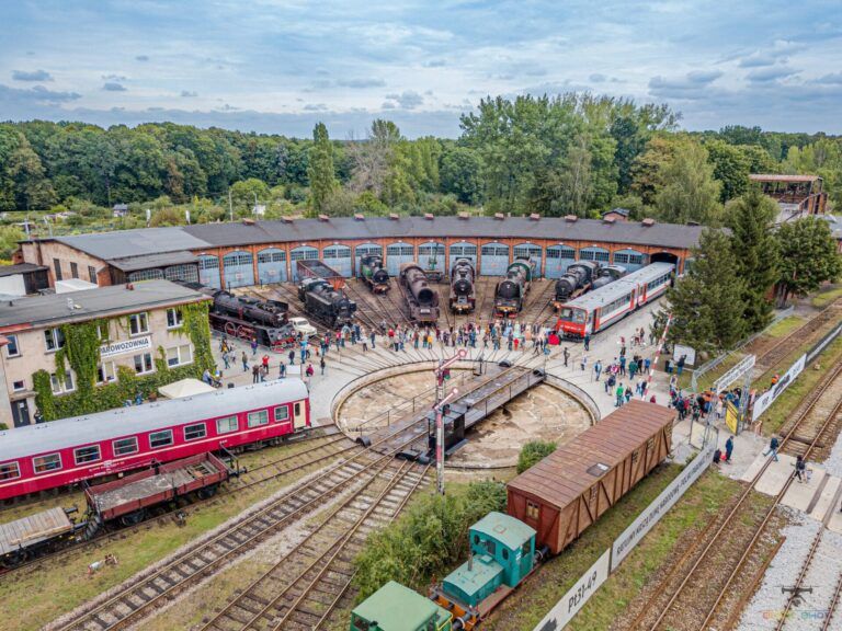 Obrotnica w dawnej parowozowni, wystawione są stare pociągi oraz obserwują je goście
