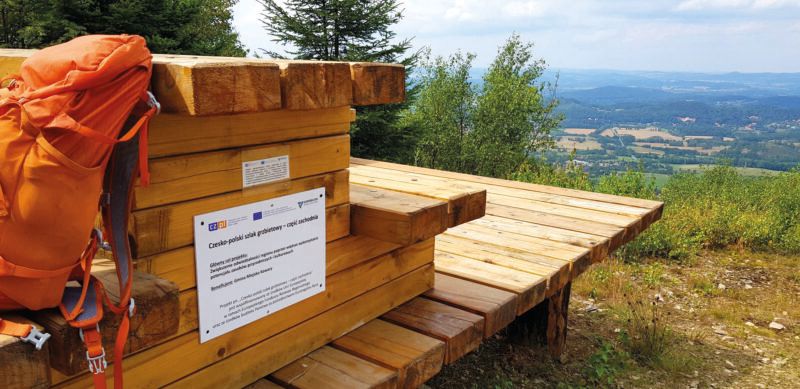 Widok z bliska na drewnianą, niezadaszoną platformę widokową na szczycie góry Rudnik