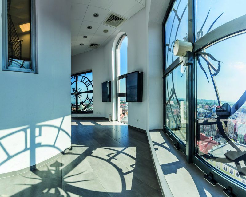 Jeden z górnych poziomów wieży ratuszowej w Świdnicy z małą galerią sztuki